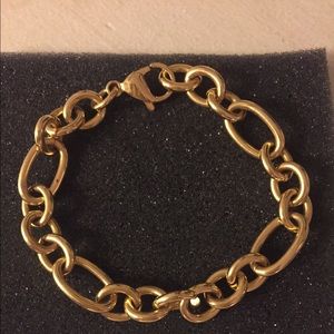 CLASSY GOLD TONE LINK BRACELET.